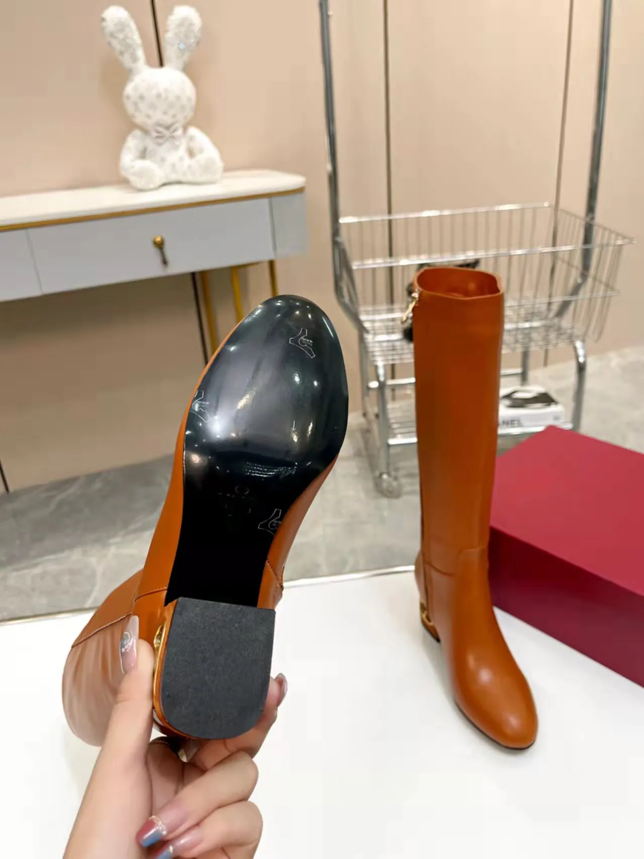 👟👟Ex-factory price 740👟👟 Genuine leather sole +40🆕 Valentino. Valentino autumn and winter fashion women's boots: Comfortable and versatile on the upper feet, showing long legs, Fabric: Imported first-layer cowhide ⚡The most popular V buckle ⚡Inside feet all genuine leather Code number: 35−40 (Customized size 41) Boot height: 15 inches